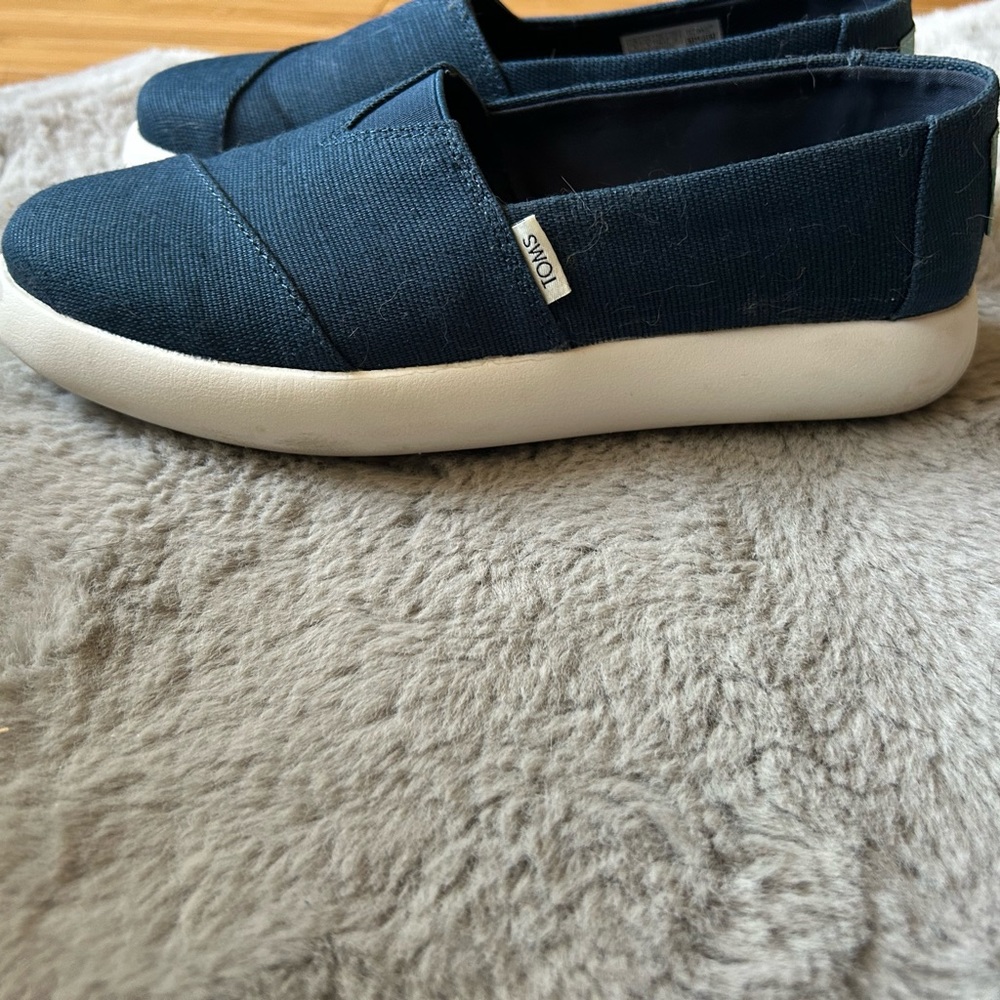 Tom’s canvas shoes-earthwise size 8